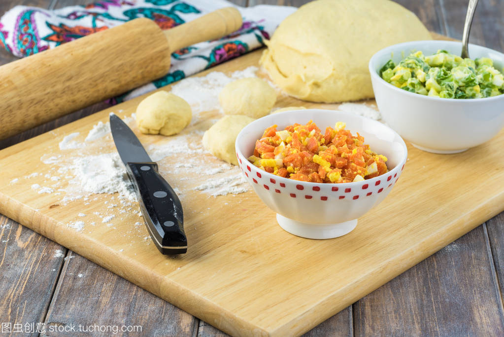 營(yíng)養(yǎng)美味的帶蛋和蔬菜餡的餡餅叮咬 成分解析與制作要訣